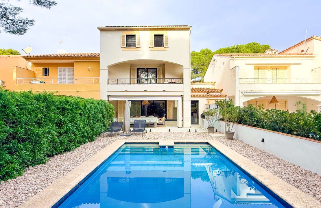 Casa adosada de cinco dormitorios con piscina y garaje en Puerto Pollensa